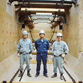 機械設置スタッフ